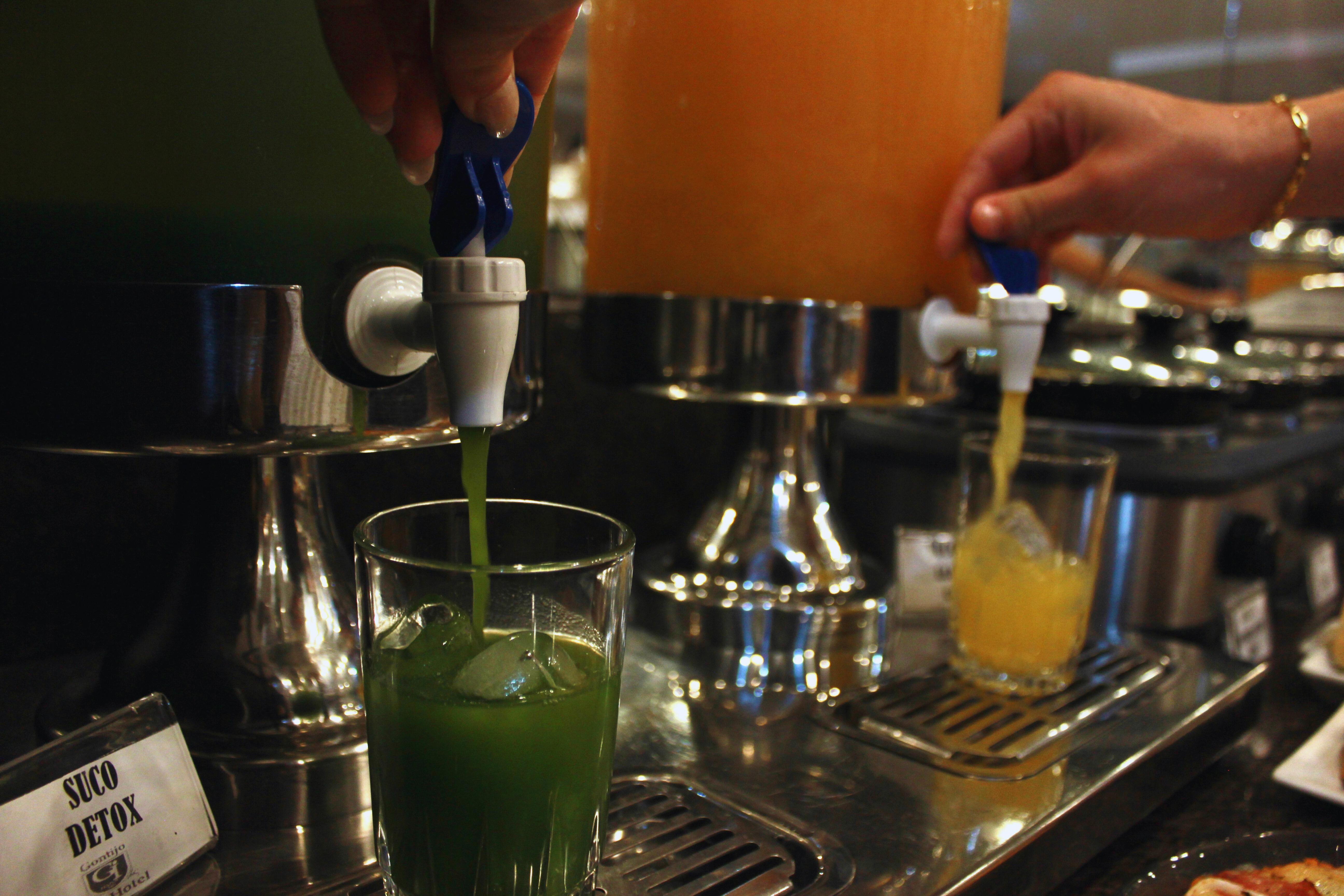 Gontijo Inn Hotel Itajubá Kültér fotó Wheatgrass juice being dispensed