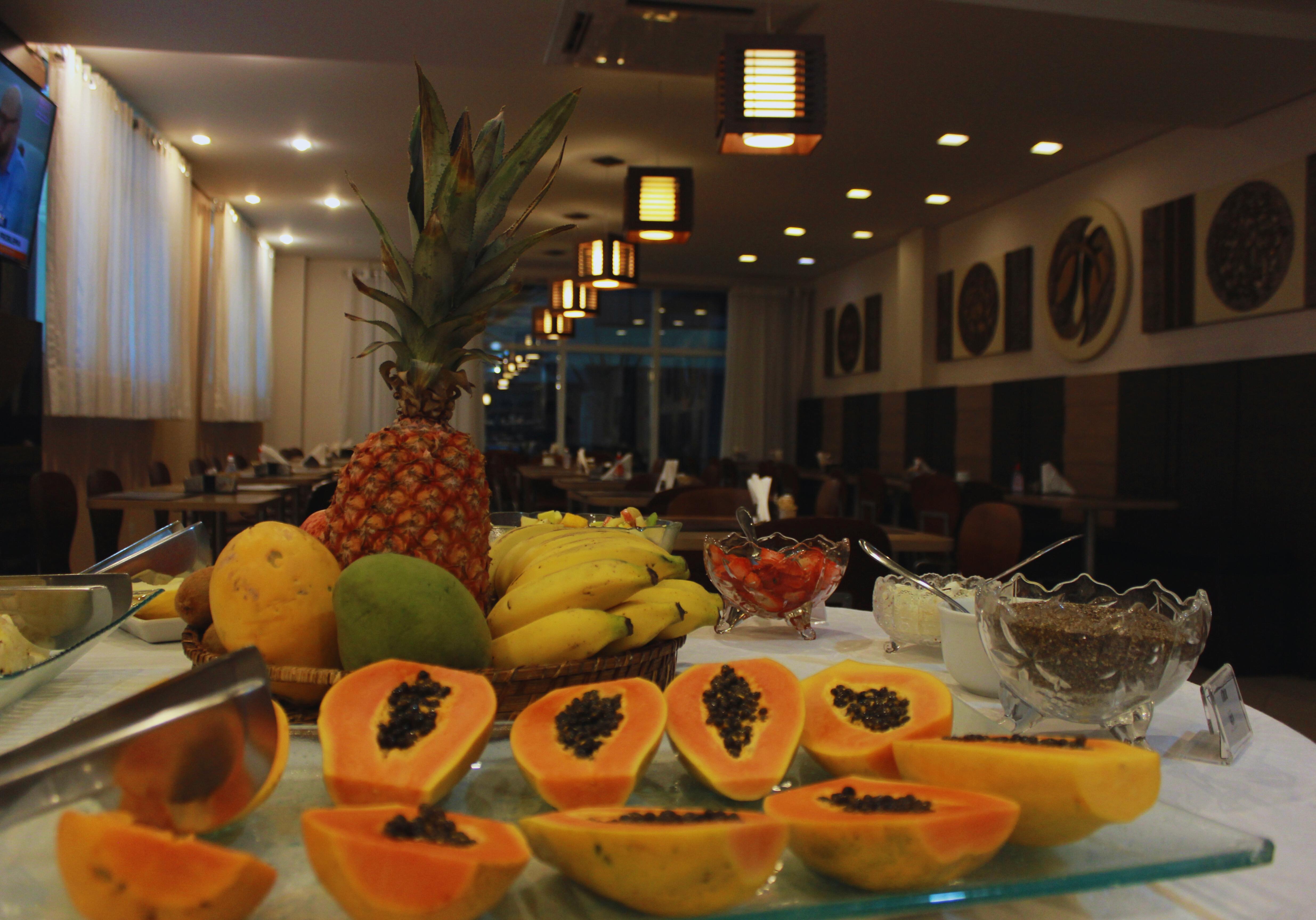 Gontijo Inn Hotel Itajubá Kültér fotó A fruit buffet