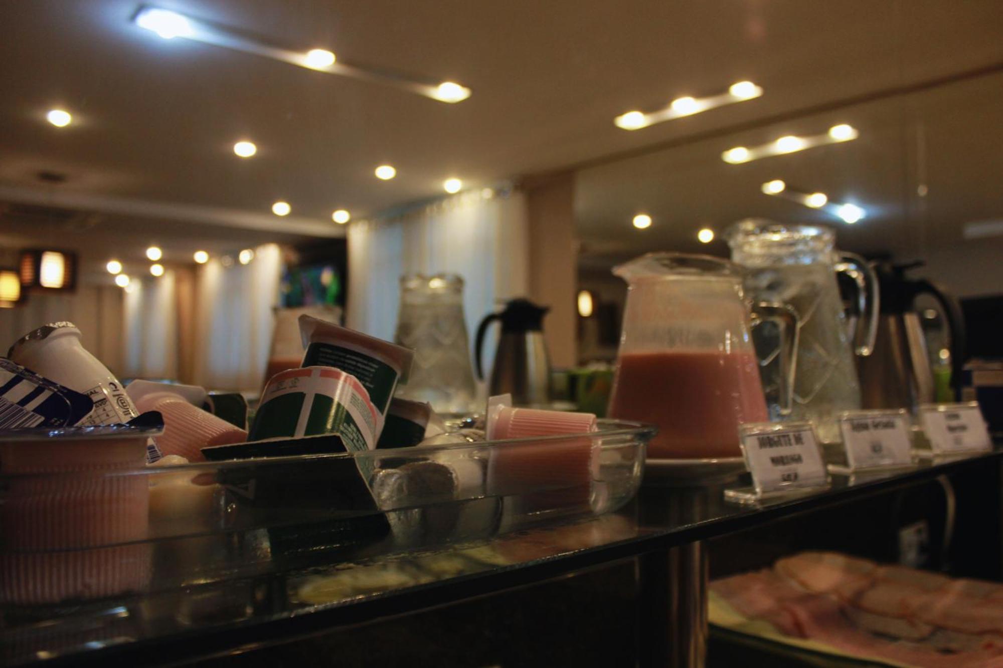 Gontijo Inn Hotel Itajubá Kültér fotó A selection of fruit juice at a buffet