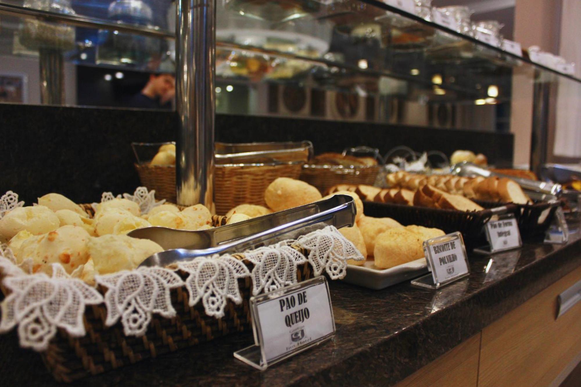 Gontijo Inn Hotel Itajubá Kültér fotó Pão de queijo at a buffet